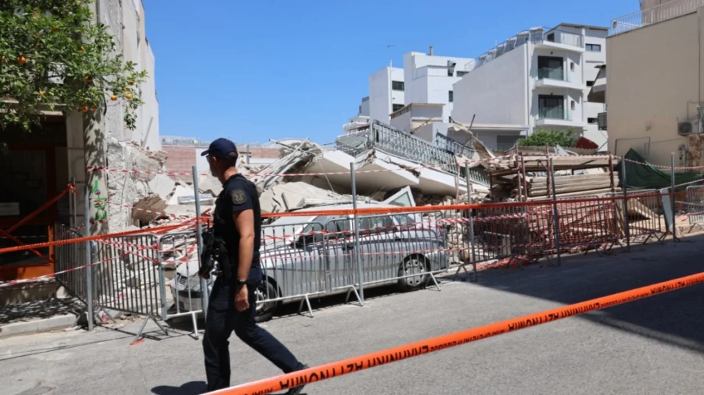 Πετράλωνα: «Έχουμε εκεί ένα θέμα, θα χρειαστεί μάλλον ακόμη ένα ντουλάπι» – Τα SMS που αντάλλαξαν οι μηχανικοί λίγες ώρες πριν καταρρεύσει η πολυκατοικία (βίντεο)