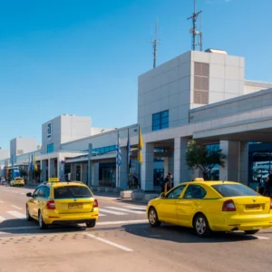 Συνελήφθη 21χρονος οδηγός ταξί που χρέωσε τουρίστες 175€ από το «Ελ. Βενιζέλος» μέχρι το κέντρο της Αθήνας – Δείτε βίντεο