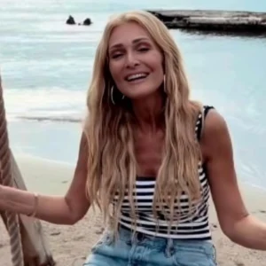 Η Νατάσα Θεοδωρίδου ερμηνεύει Μάνο Χατζιδάκι στην παραλία – Βίντεο