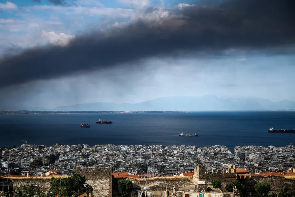 Φωτιά στο Ωραιόκαστρο: Τοξικό νέφος πάνω από τη Θεσσαλονίκη – Με μάσκα οι μετακινήσεις, λένε οι γιατροί – Σε ποιες περιοχές θα φτάσει – Βίντεο προσομοίωσης από το AtmoHub