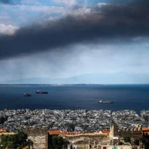 Φωτιά στο Ωραιόκαστρο: Τοξικό νέφος πάνω από τη Θεσσαλονίκη – Με μάσκα οι μετακινήσεις, λένε οι γιατροί – Σε ποιες περιοχές θα φτάσει – Βίντεο προσομοίωσης από το AtmoHub