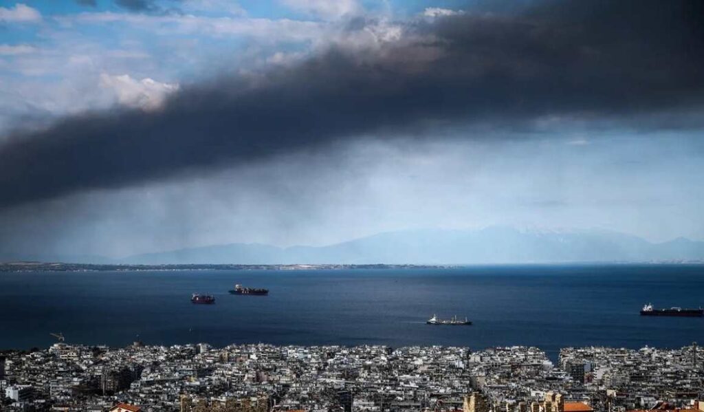 Φωτιά στο Ωραιόκαστρο: Τοξικό νέφος πάνω από τη Θεσσαλονίκη – Με μάσκα οι μετακινήσεις, λένε οι γιατροί – Σε ποιες περιοχές θα φτάσει – Βίντεο προσομοίωσης από το AtmoHub