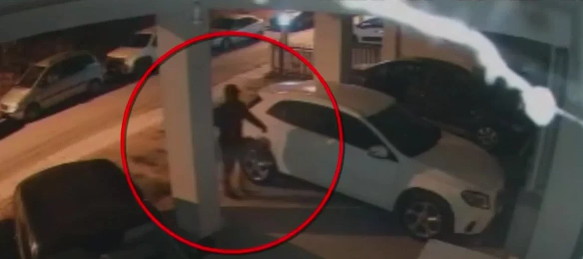 Θεσσαλονίκη: H στιγμή που ο δράστης αφήνει τον εμπρηστικό μηχανισμό στο σπίτι του Σάββα Αναστασιάδη και η έκρηξη – Βίντεο