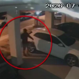 Θεσσαλονίκη: H στιγμή που ο δράστης αφήνει τον εμπρηστικό μηχανισμό στο σπίτι του Σάββα Αναστασιάδη και η έκρηξη – Βίντεο