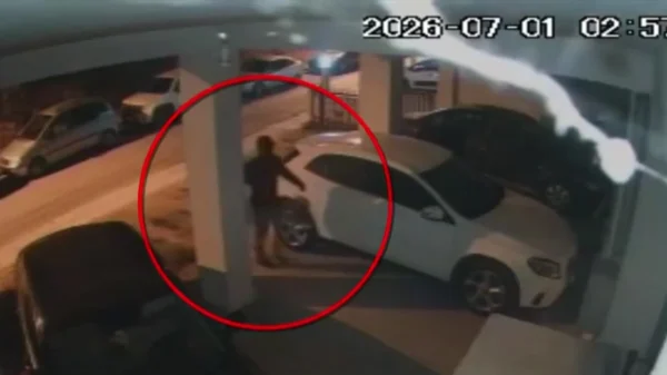 Θεσσαλονίκη: H στιγμή που ο δράστης αφήνει τον εμπρηστικό μηχανισμό στο σπίτι του Σάββα Αναστασιάδη και η έκρηξη – Βίντεο