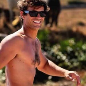Η Ρούλα Ρέβη φωτογραφίζει ολόγυμνο τον Αποστόλη Τότσικα