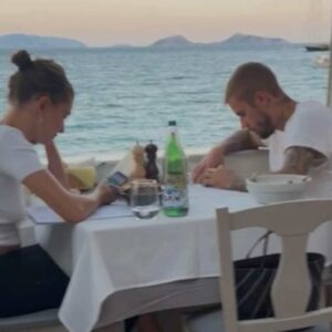 Ο Τζάστιν και η Χέιλι Μπίμπερ κάνουν διακοπές στην Ελλάδα – Βίντεο από τη βόλτα τους στις Σπέτσες