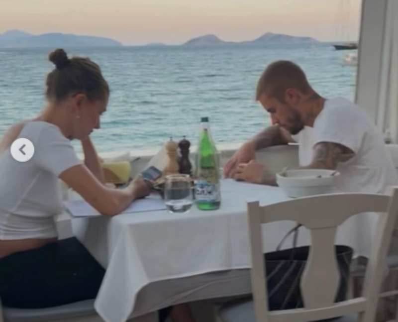 Ο Τζάστιν και η Χέιλι Μπίμπερ κάνουν διακοπές στην Ελλάδα – Βίντεο από τη βόλτα τους στις Σπέτσες