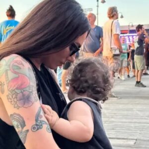 Ευρυδίκη Βαλαβάνη: Πήγε για πρώτη φορά σε συναυλία με τον ενός έτους γιό της
