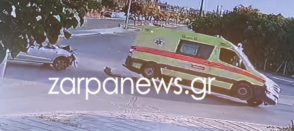 Βίντεο από τη στιγμή που το ασθενοφόρο του ΕΚΑΒ συγκρούστηκε με το ΙΧ στα Χανιά και τούμπαρε λίγα μέτρα από το νοσοκομείο