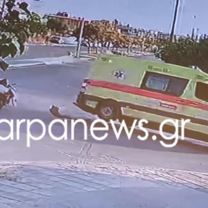 Βίντεο από τη στιγμή που το ασθενοφόρο του ΕΚΑΒ συγκρούστηκε με το ΙΧ στα Χανιά και τούμπαρε λίγα μέτρα από το νοσοκομείο