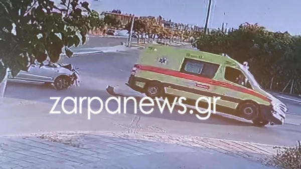 Βίντεο από τη στιγμή που το ασθενοφόρο του ΕΚΑΒ συγκρούστηκε με το ΙΧ στα Χανιά και τούμπαρε λίγα μέτρα από το νοσοκομείο