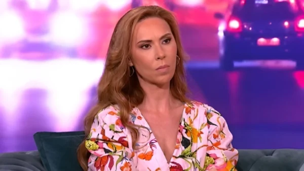 Δώρα Χρυσικού: Δούλευα ούσα άρρωστη, φαλακρή, με την τομή και ο άλλος καθόταν σε έναν καναπέ, έφυγα γιατί ερωτεύτηκα έναν άλλον άντρα (βίντεο)