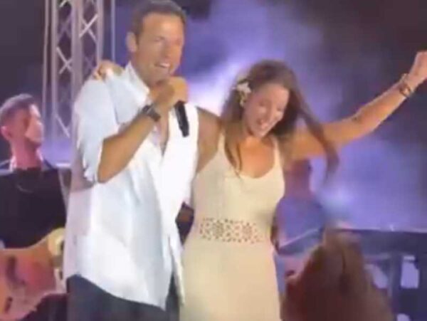 Η Evangelia χόρεψε τις «Καμπάνες» με τον Κωνσταντίνο Αργυρό και ευχήθηκε καλό Δεκαπενταύγουστο – Βίντεο