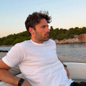 Ο Κωνσταντίνος Αργυρός φωτογραφήθηκε μέσα σε σκάφος: “Μεσοπέλαγα αρμενίζω”
