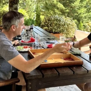 Κώστας Μπακογιάννης: Παίζει τάβλι με τον 19χρονο γιο του Παύλο στο Καρπενήσι – «Ο ορισμός της ευτυχίας»
