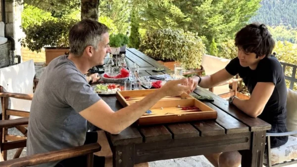 Κώστας Μπακογιάννης: Παίζει τάβλι με τον 19χρονο γιο του Παύλο στο Καρπενήσι – «Ο ορισμός της ευτυχίας»