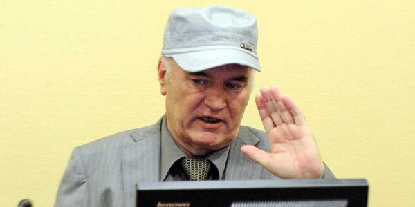 Πέθανε ο Ράτκο Μλάντιτς, ο «χασάπης της Βοσνίας» που καταδικάστηκε για τη γενοκτονία στη Σρεμπρένιτσα και εγκλήματα πολέμου