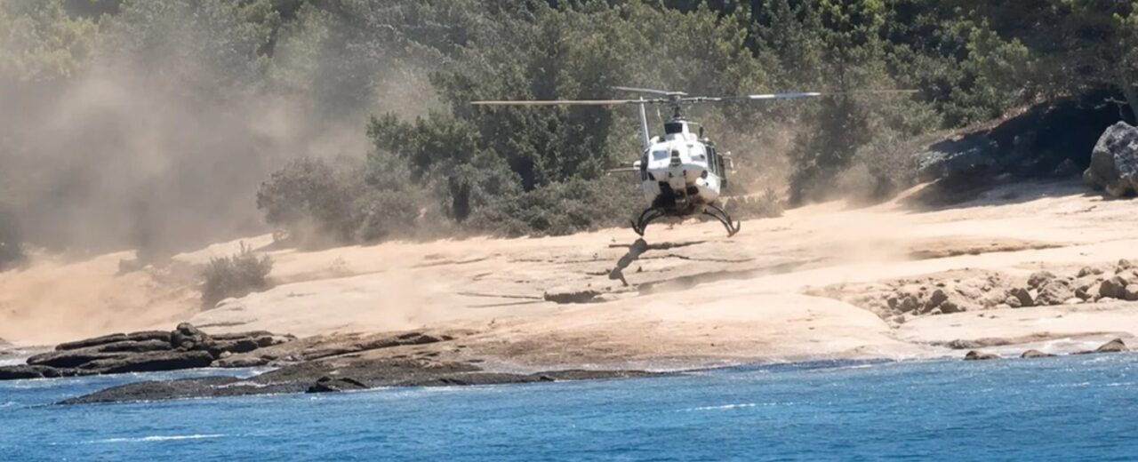 Σπέτσες: Συνελήφθη 39χρονος εφοπλιστής, επιβάτης ελικοπτέρου μετά την προσγείωση σε παραλία με κόσμο – Τον είδαν να πετάει ένα σακουλάκι με ναρκωτικά  – Βίντεο