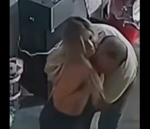 Οργή στο Περού για το βίντεο της σεξουαλικής επίθεσης μαέστρου σε 26χρονη τραγουδίστρια: «Σιγά-σιγά θα το ξεπεράσεις» της έλεγαν οι ιδιοκτήτες της  μπάντας