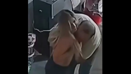 Οργή στο Περού για το βίντεο της σεξουαλικής επίθεσης μαέστρου σε 26χρονη τραγουδίστρια: «Σιγά-σιγά θα το ξεπεράσεις» της έλεγαν οι ιδιοκτήτες της  μπάντας