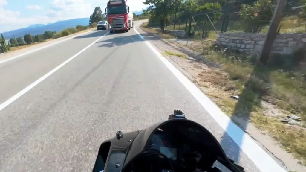 «Πως παραλίγο να πεθάνω»: Το βίντεο από την φονική προσπέραση οδηγού βυτιοφόρου πάνω σε στροφή που λίγο έλειψε να σκοτώσει μοτοσικλετιστή