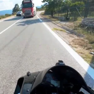 «Πως παραλίγο να πεθάνω»: Το βίντεο από την φονική προσπέραση οδηγού βυτιοφόρου πάνω σε στροφή που λίγο έλειψε να σκοτώσει μοτοσικλετιστή
