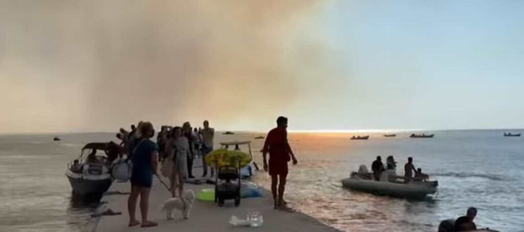 Καλύτερη η εικόνα της φωτιάς στη Σίβηρη Χαλκιδικής: Κάηκαν σπίτια,  εκκενώθηκαν οικισμοί – Απεγκλωβισμοί μέσω θαλάσσης – Φόβοι για αναζωπυρώσεις (βίντεο)