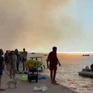 Καλύτερη η εικόνα της φωτιάς στη Σίβηρη Χαλκιδικής: Κάηκαν σπίτια,  εκκενώθηκαν οικισμοί – Απεγκλωβισμοί μέσω θαλάσσης – Φόβοι για αναζωπυρώσεις (βίντεο)