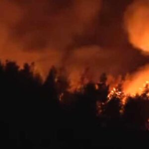 Πύρινη κόλαση  στη Δυτική Αττική: «112» για εκκένωση προς Μέγαρα – Ανεξέλεγκτες οι φλόγες σε πολλαπλά μέτωπα(βίντεο)