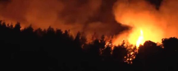 Πύρινη κόλαση  στη Δυτική Αττική: «112» για εκκένωση προς Μέγαρα – Ανεξέλεγκτες οι φλόγες σε πολλαπλά μέτωπα(βίντεο)