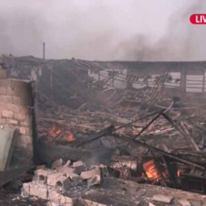 Φωτιά στον Κουβαρά Αττικής: Μήνυμα από το 112 για εκκένωση του Αγίου Στυλιανού – Kάηκε κτηνοτροφική μονάδα – Μάχη για τα σπίτια