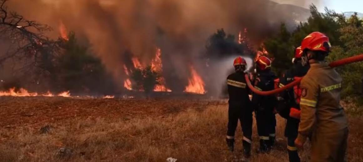 Πύρινη λαίλαπα στη Δυτική Αττική: Εκκενώνεται η Ψάθα, καίγονται σπίτια – Ήχησε 112 για απομάκρυνση από Κανδήλι, Άνω Βλυχάδα, Άγιο Κωνσταντίνο και ΒΙ.ΠΕ. Μεγάρων