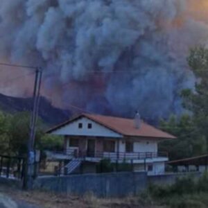 Μεγάλες φωτιές σε Πόρτο Γερμενό και Φωκίδα : Στις αυλές των σπιτιών οι φλόγες,  νέα μηνύματα 112 για εκκένωση 7 περιοχών (βίντεο)