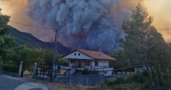 Μεγάλες φωτιές σε Πόρτο Γερμενό και Φωκίδα : Στις αυλές των σπιτιών οι φλόγες,  νέα μηνύματα 112 για εκκένωση 7 περιοχών (βίντεο)