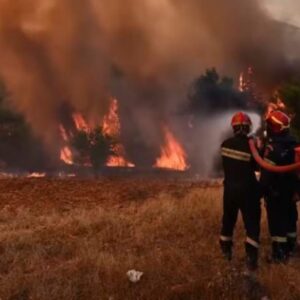 Φωτιά στη Δυτική Αττική: Μάχη με τα πύρινα μέτωπα για 4η μέρα – Άγιος Νεκτάριος και Κανδήλι οι μεγάλες εστίες – 112 για εκκενώσεις (βίντεο)