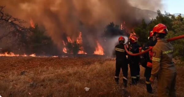 Φωτιά στη Δυτική Αττική: Μάχη με τα πύρινα μέτωπα για 4η μέρα – Άγιος Νεκτάριος και Κανδήλι οι μεγάλες εστίες – 112 για εκκενώσεις (βίντεο)