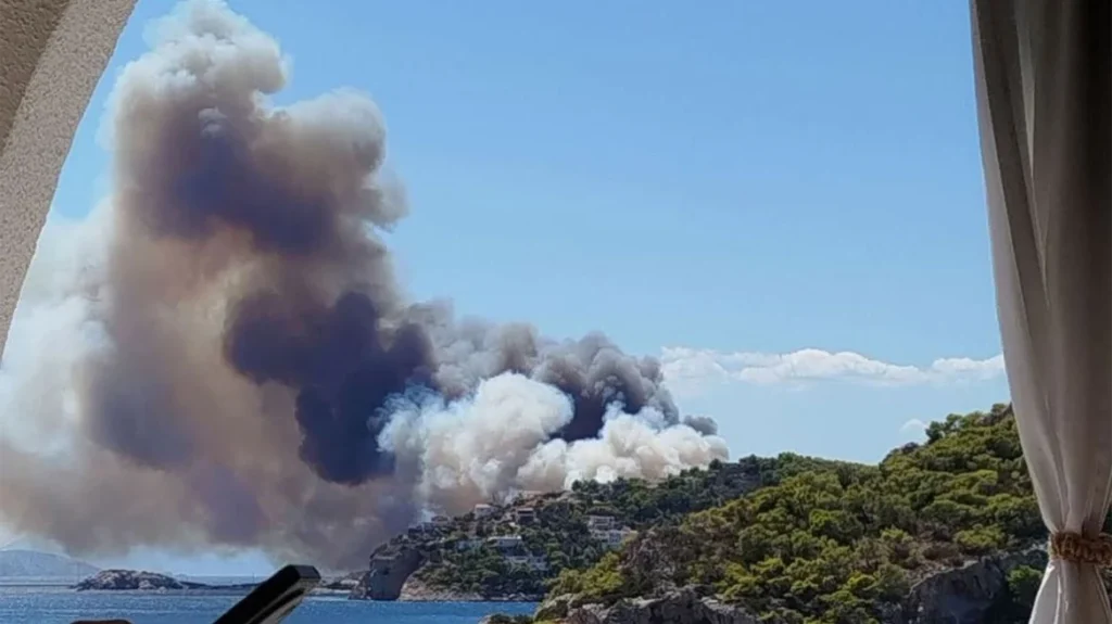Τραγωδία από τη φωτιά στη Σαλαμίνα: Δύο νεκροί, τέσσερις με εγκαύματα, καίγονται σπίτια σε εξέλιξη απεγκλωβισμοί δια θαλάσσης