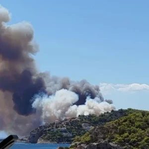 Τραγωδία από τη φωτιά στη Σαλαμίνα: Δύο νεκροί, τέσσερις με εγκαύματα, καίγονται σπίτια σε εξέλιξη απεγκλωβισμοί δια θαλάσσης