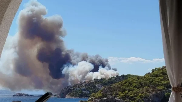 Τραγωδία από τη φωτιά στη Σαλαμίνα: Δύο νεκροί, τέσσερις με εγκαύματα, καίγονται σπίτια σε εξέλιξη απεγκλωβισμοί δια θαλάσσης