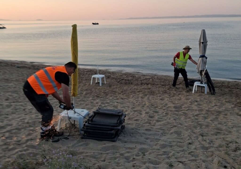 Χαλκιδική: Ο δήμος Πολυγύρου  ξήλωσε 100 ομπρέλες και ξαπλώστρες που τις κλείδωναν για να κρατούν θέσεις στην παραλία (εικόνες)