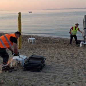 Χαλκιδική: Ο δήμος Πολυγύρου  ξήλωσε 100 ομπρέλες και ξαπλώστρες που τις κλείδωναν για να κρατούν θέσεις στην παραλία (εικόνες)
