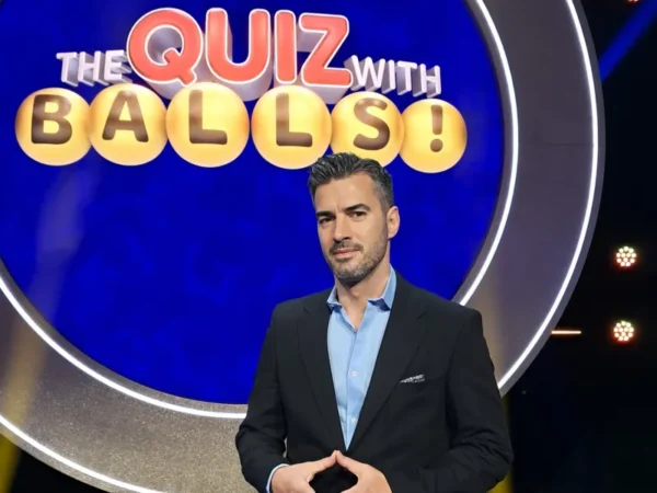 «The Quiz with Balls!» με τον Γιάννη Τσιμιτσέλη – Γνώσεις, γέλιο και οι πιο διασκεδαστικές βουτιές έρχονται στον ΣΚΑΪ