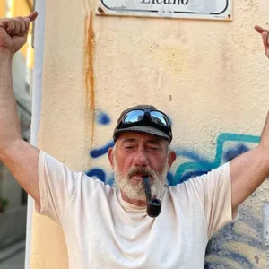 «Δεν γυρίζω πίσω μέχρι να βρεθεί», λέει η συντετριμμένη η σύζυγος του 66χρονου Ισπανού επιχειρηματία που έπεσε στη θάλασσα και αγνοείται
