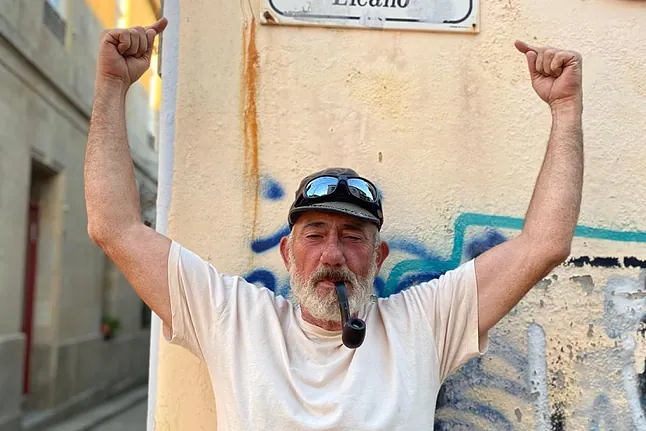 «Δεν γυρίζω πίσω μέχρι να βρεθεί», λέει συντετριμμένη η σύζυγος του 66χρονου Ισπανού επιχειρηματία που έπεσε στη θάλασσα και αγνοείται