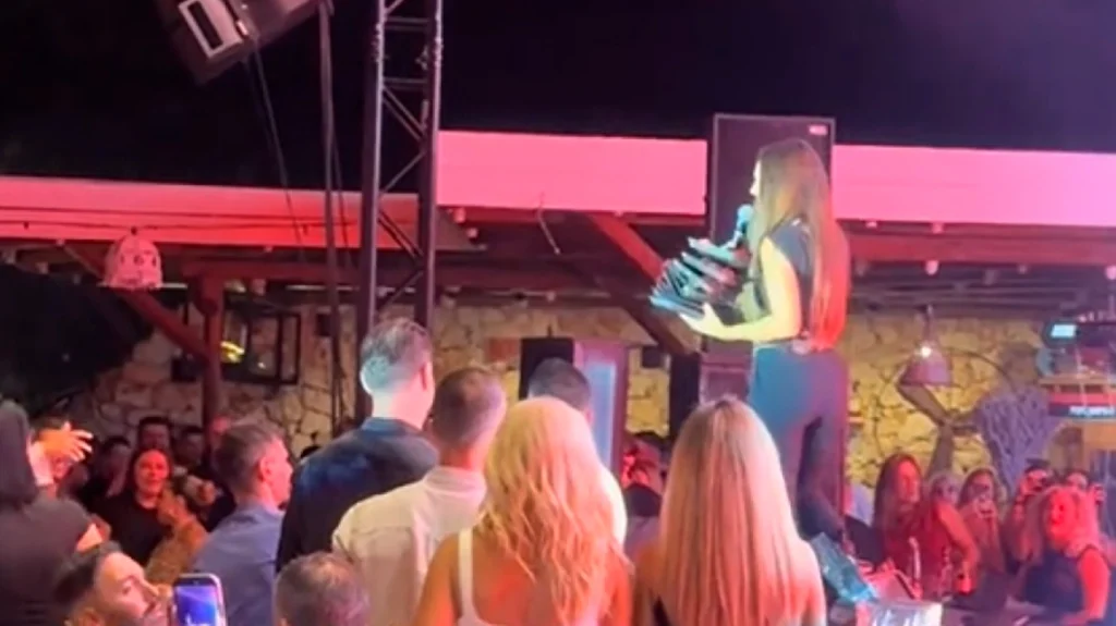 Ιουλία Καλλιμάνη: Εξοργίστηκε με θαμώνα που της πέταξε λουλούδια στο πρόσωπο – «Εσένα σ’ αρέσει αυτό» – Βίντεο