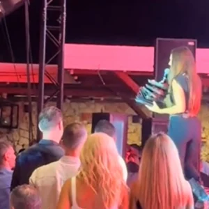 Ιουλία Καλλιμάνη: Εξοργίστηκε με θαμώνα που της πέταξε λουλούδια στο πρόσωπο – «Εσένα σ’ αρέσει αυτό» – Βίντεο