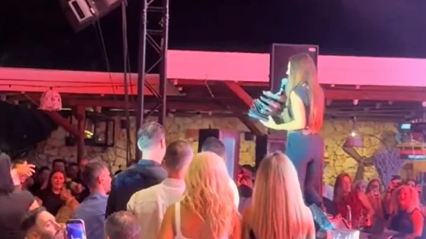 Ιουλία Καλλιμάνη: Εξοργίστηκε με θαμώνα που της πέταξε λουλούδια στο πρόσωπο – «Εσένα σ’ αρέσει αυτό» – Βίντεο