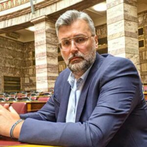 Γιάννης Καλλιάνος: Βίντεο με τον βουλευτή να τραγουδάει το «Πιο καλή η μοναξιά» του Γιάννη Πάριου – Βίντεο