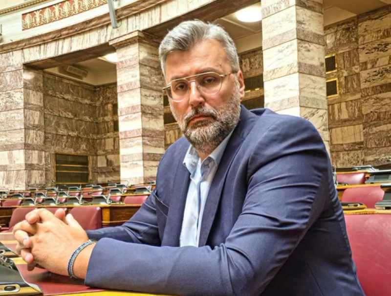 Γιάννης Καλλιάνος: Βίντεο με τον βουλευτή να τραγουδάει το «Πιο καλή η μοναξιά» του Γιάννη Πάριου – Βίντεο